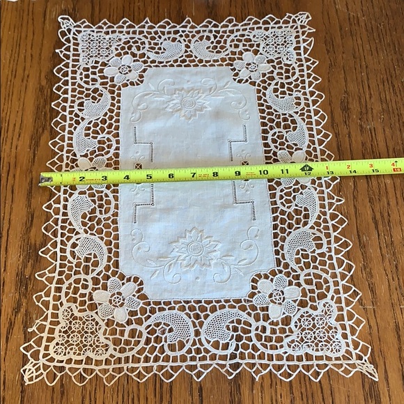 Set of 4 Beautiful Handmade Doilies/Placemats - Picture 4 of 5